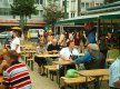 Das Fest verwandelte den Kirchplatz in einen grossen Biergarten.